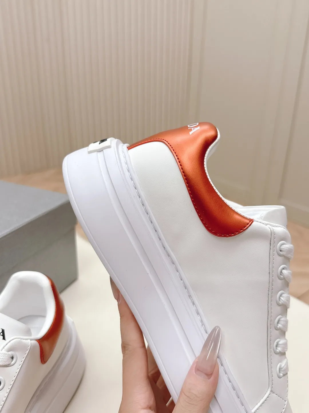 👟👟Ex-factory price 600👟👟 Prada 25ss new casual white shoes, couple style 👫 P fashion white shoes, re-released, high-quality shipments, elegant and generous, comfortable on the feet, super classic, super light and comfortable on the feet Fabric: silky cowhide Lining: water-dyed sheepskin lining + genuine leather foot sole: EVA outsole Code number: 35-45 (40 for women, 45 for men, customized)